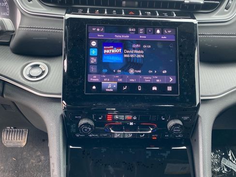 Used 2025 Jeep Grand Cherokee Altitude AWD/4WD image 11