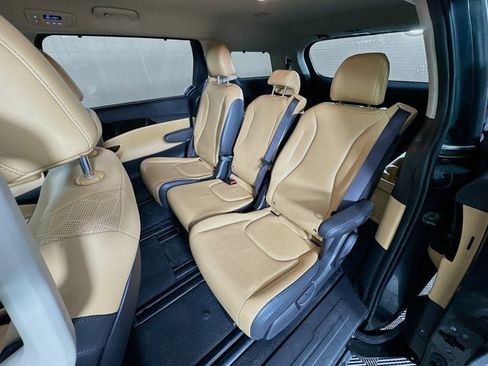 Certified 2024 Kia Carnival EX image 24