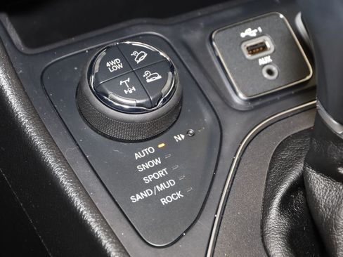 Used 2020 Jeep Cherokee Trailhawk w/ Cold Weather Group AWD/4WD image 27