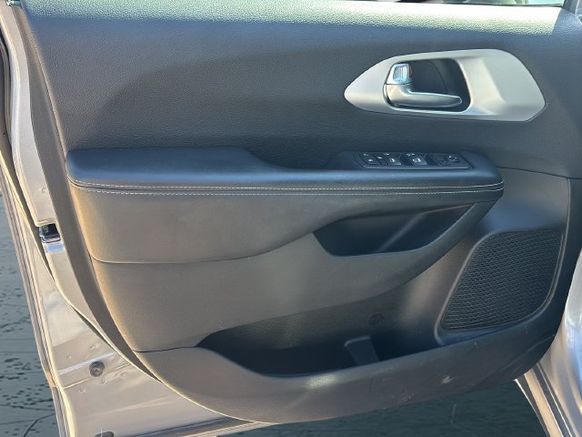 Used 2019 Chrysler Pacifica Touring-L w/ S Appearance Package FWD image 19