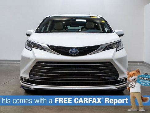 Used 2022 Toyota Sienna Limited image 2