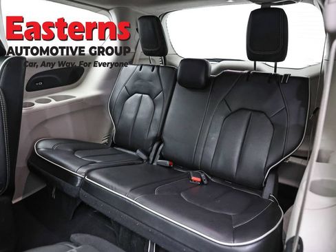 Used 2023 Chrysler Pacifica Limited FWD image 28