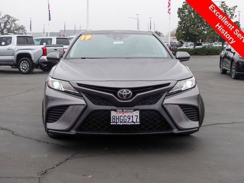 Used 2019 Toyota Camry SE image 3