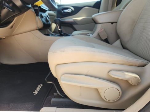Used 2019 Jeep Cherokee Latitude w/ Popular Appearance Group FWD image 25