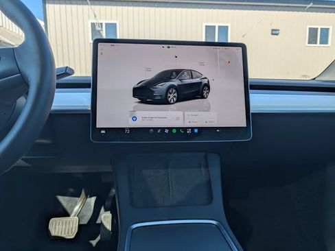 Used 2024 Tesla Model Y Long Range AWD/4WD image 19