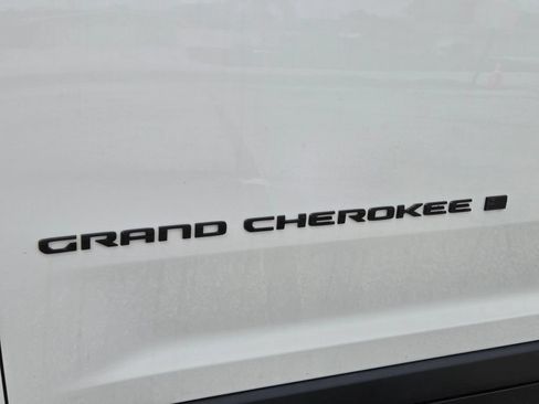 Used 2023 Jeep Grand Cherokee Altitude AWD/4WD image 12