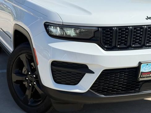 Used 2023 Jeep Grand Cherokee Altitude RWD image 4