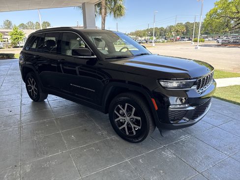 Used 2025 Jeep Grand Cherokee Limited w/ Luxury Tech Group II image 2