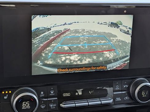 Used 2024 Toyota Highlander XLE FWD image 19