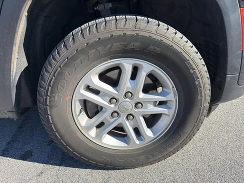 Used 2023 Jeep Grand Cherokee Laredo w/ Luxury Tech Group I image 12