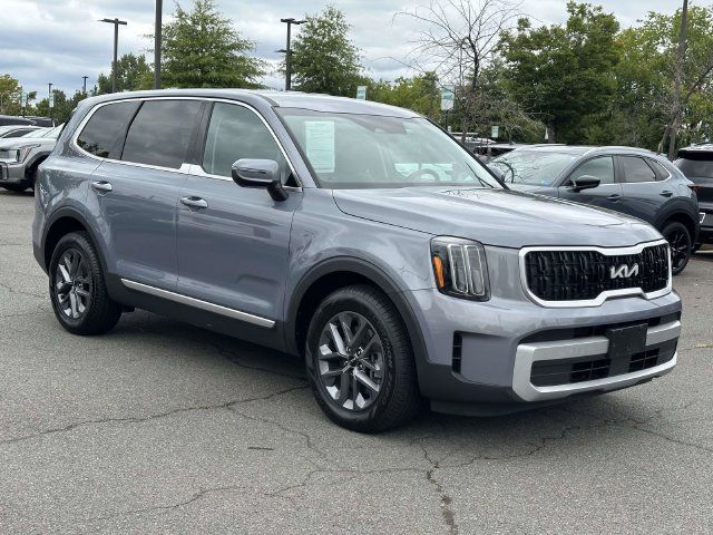 Used 2024 Kia Telluride LX FWD image 1