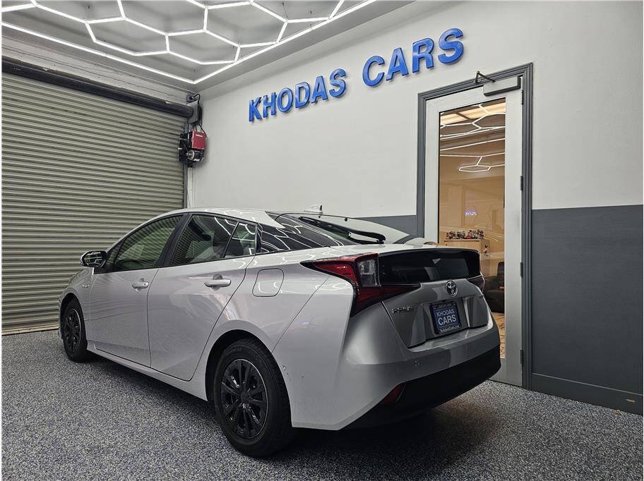 Used 2022 Toyota Prius LE FWD image 3