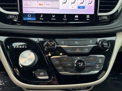 Used 2022 Chrysler Pacifica Touring-L image 22