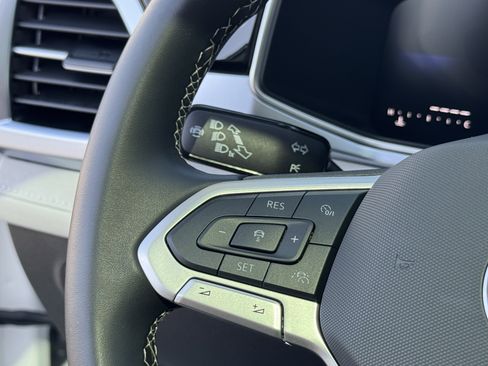 Used 2025 Volkswagen Taos SE AWD/4WD image 19