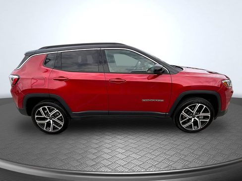 Used 2025 Jeep Compass Limited AWD/4WD image 4