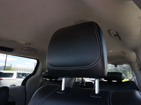 Used 2024 Chrysler Pacifica Touring-L FWD image 18
