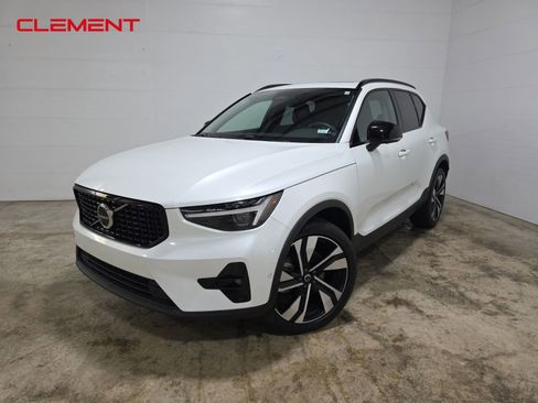 Used 2023 Volvo XC40 B5 Ultimate image 1