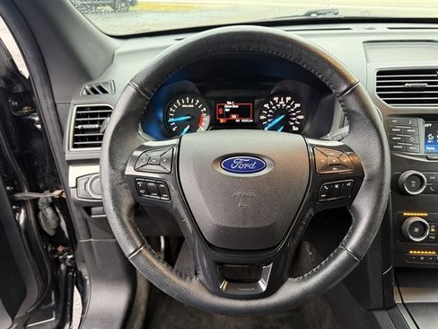 Used 2018 Ford Explorer XLT image 26