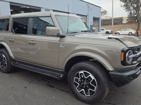 Used 2025 Ford Bronco Outer Banks AWD/4WD image 3