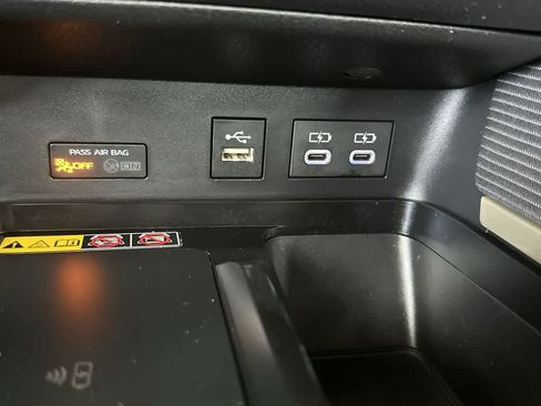 Used 2025 Toyota Camry SE image 17