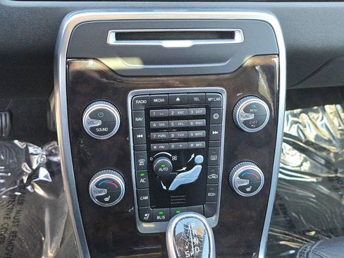 Used 2016 Volvo XC70 T5 Premier w/ Proximity Package image 30