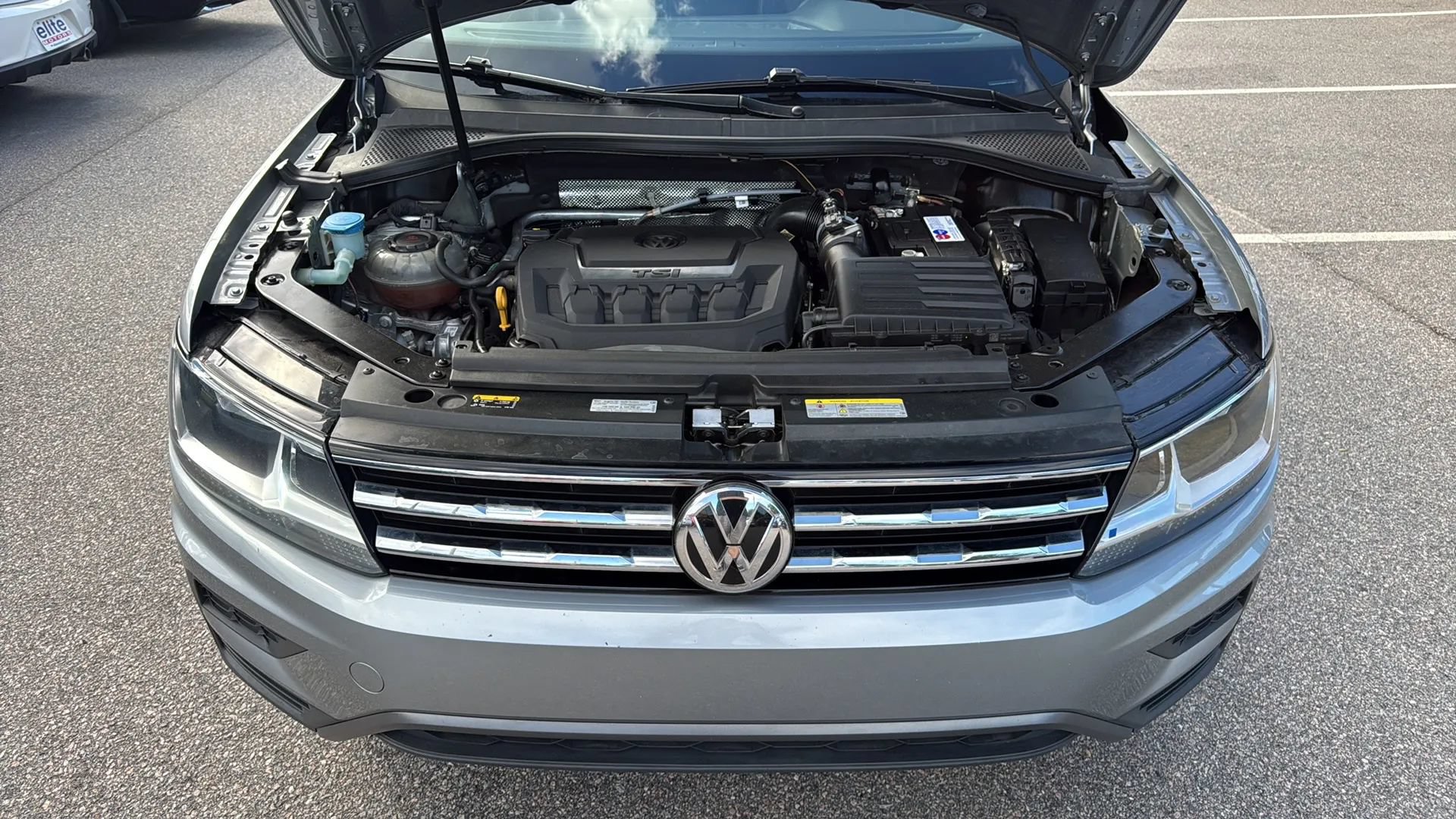 Used 2021 Volkswagen Tiguan SE w/ Panoramic Sunroof Package FWD image 9