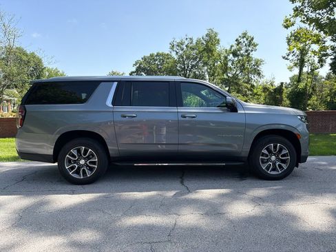 Used 2022 Chevrolet Suburban LT w/ LT Signature Plus Package AWD/4WD image 3