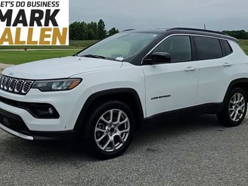 Used 2025 Jeep Compass Limited AWD/4WD image 4