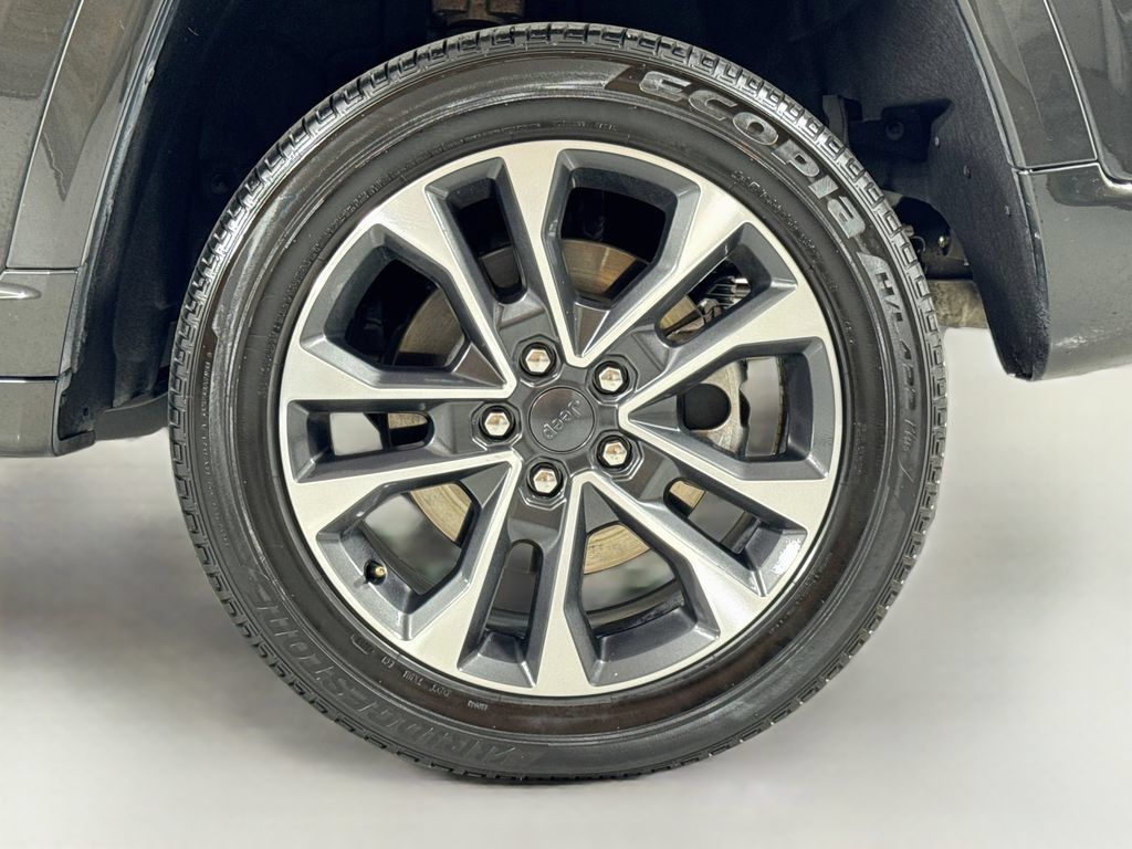 Used 2023 Jeep Grand Cherokee Overland w/ Advanced Protech Group III AWD/4WD image 9