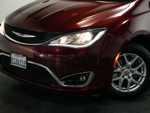 Used 2020 Chrysler Pacifica Touring-L FWD image 10