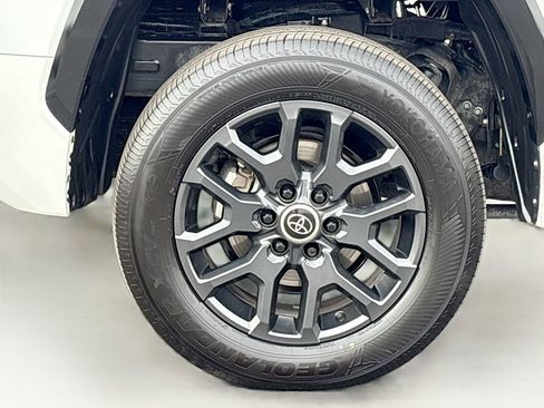 Used 2024 Toyota Tundra Platinum AWD/4WD image 33