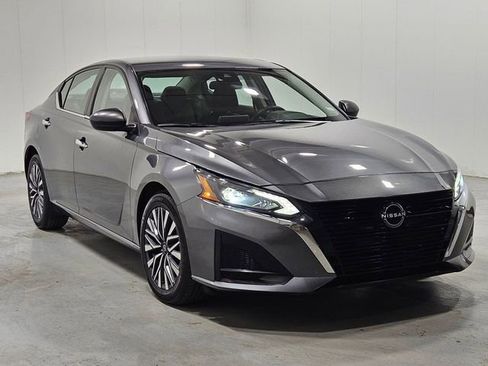 Used 2024 Nissan Altima 2.5 SV FWD image 3