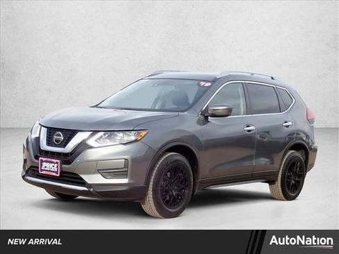 Used 2019 Nissan Rogue SV image 1