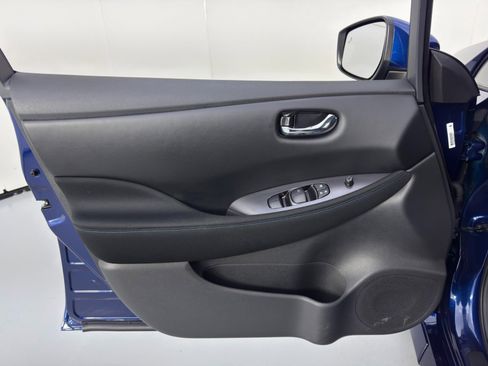 Used 2025 Nissan Leaf S image 35