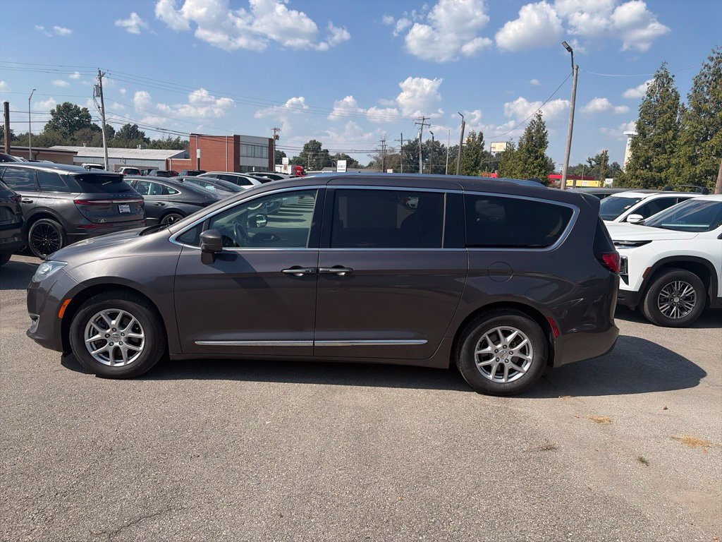 Used 2018 Chrysler Pacifica Touring-L FWD image 3