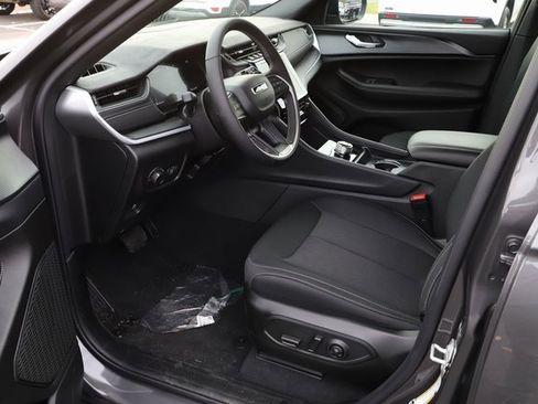 New 2025 Jeep Grand Cherokee 4WD image 10