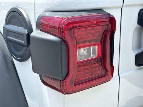 Used 2025 Jeep Wrangler Unlimited Rubicon AWD/4WD image 12