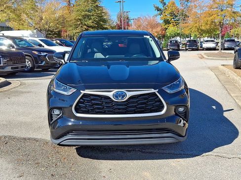 Used 2021 Toyota Highlander LE image 2