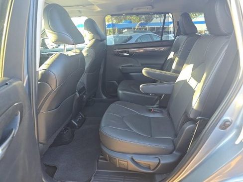 Used 2024 Toyota Highlander Limited FWD image 16
