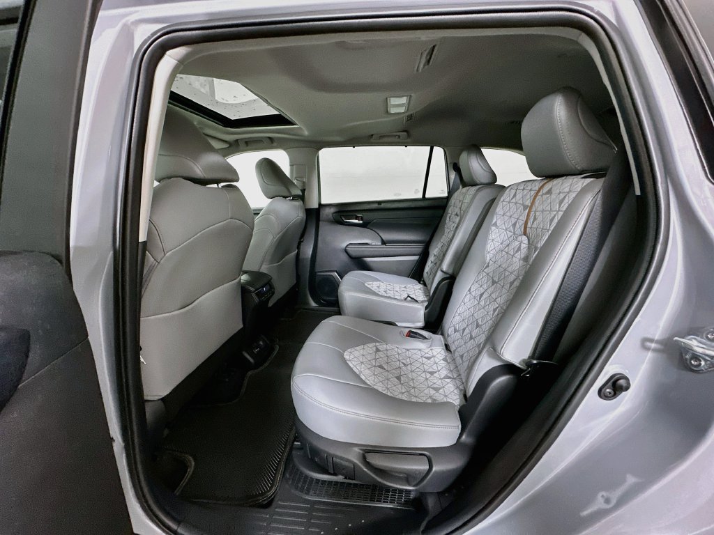 Used 2023 Toyota Highlander Bronze Edition FWD image 25