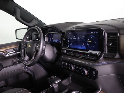 Used 2024 Chevrolet Silverado 1500 High Country w/ High Country Premium Package AWD/4WD image 29