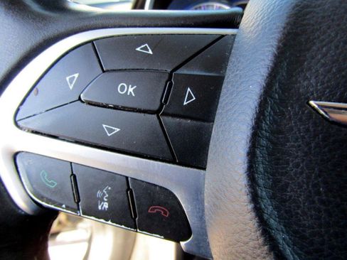 Used 2016 Chrysler 300 C RWD image 17