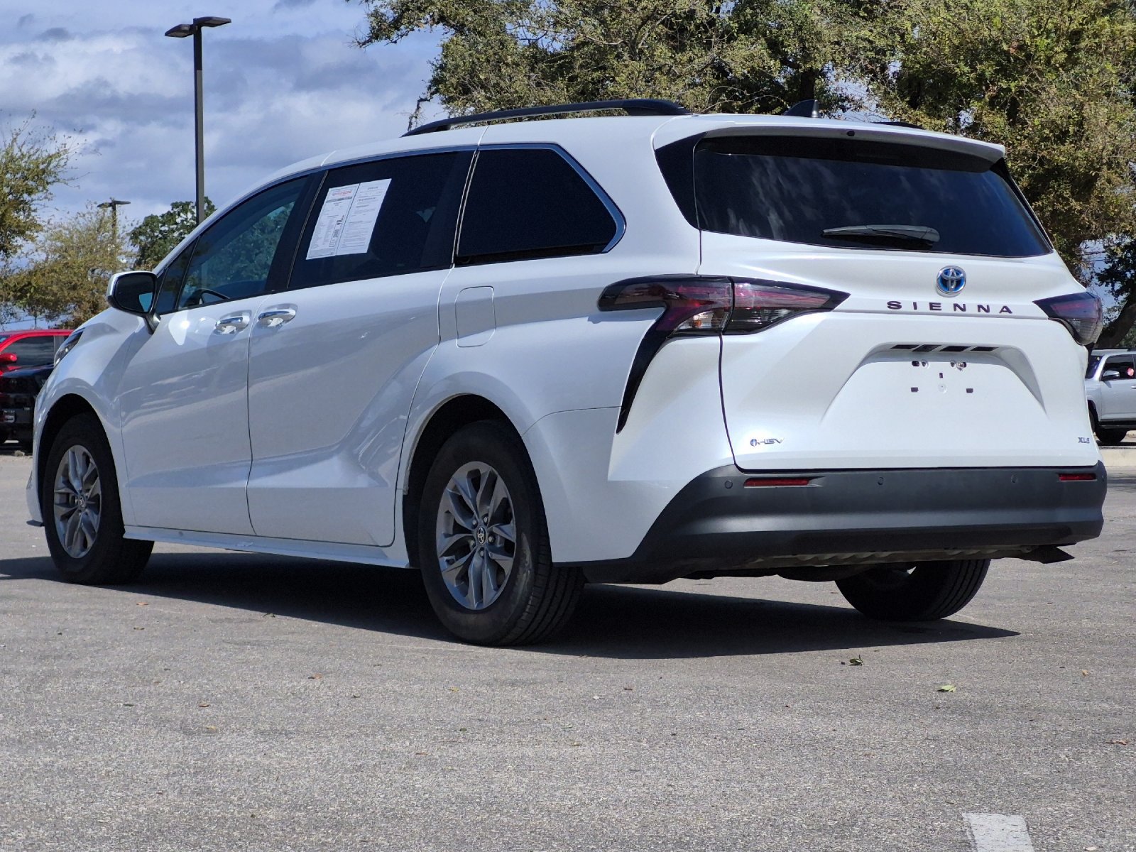 Used 2025 Toyota Sienna XLE FWD image 3