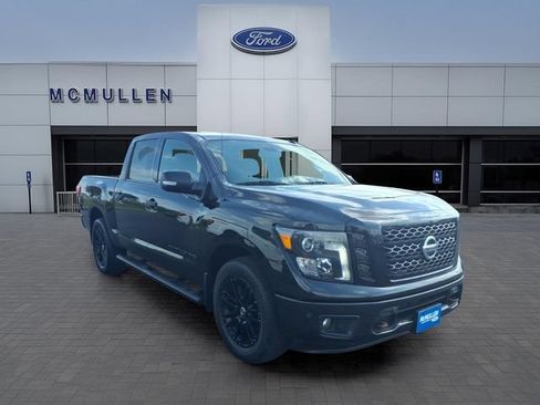 Used 2018 Nissan Titan SV w/ SV Convenience Package AWD/4WD image 3
