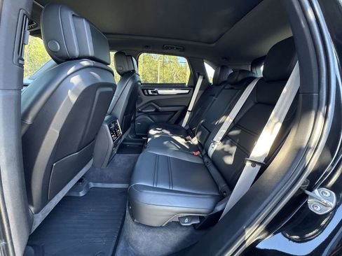 Used 2023 Porsche Cayenne Platinum Edition image 27