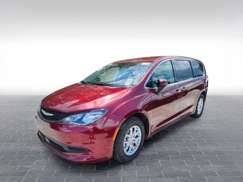 Used 2023 Chrysler Voyager LX FWD image 3