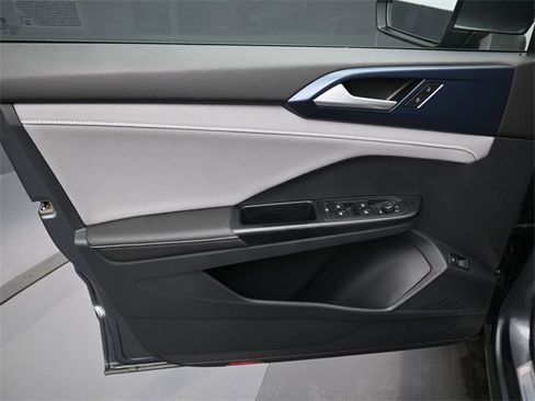 Used 2024 Volkswagen Taos SE image 11