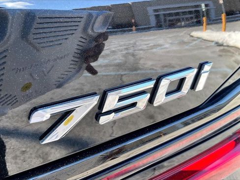 Used 2022 BMW 750i xDrive w/ Luxury Rear Seating Package image 24