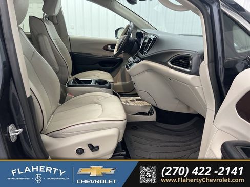 Used 2020 Chrysler Pacifica Limited w/ Tire & Wheel Group image 13