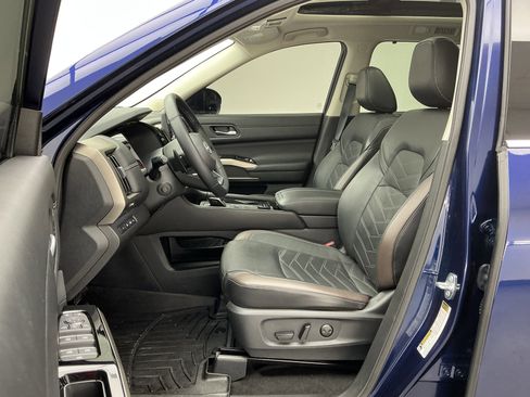 Used 2024 Nissan Pathfinder Platinum image 16